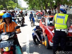 Parkir Sembarang, Roda 8 Mobil di Surabaya Digembok Petugas Dishub