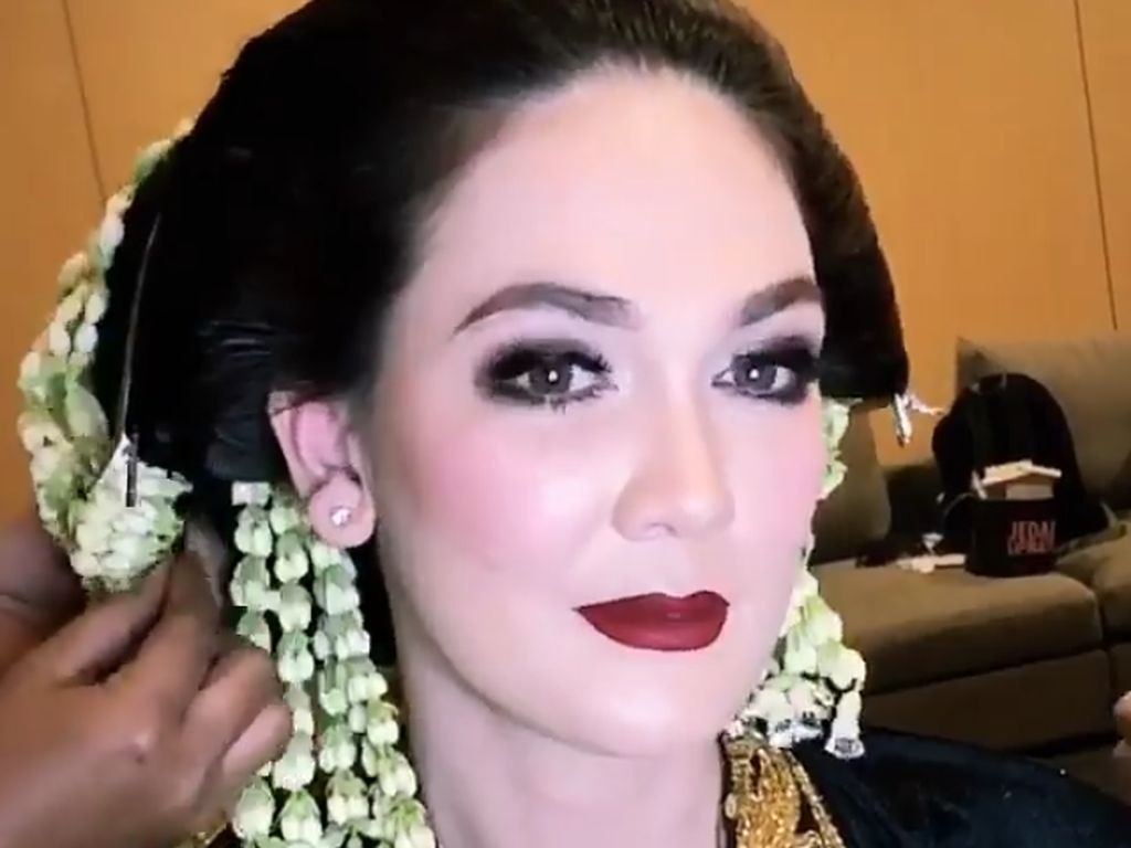 Berbusana Pengantin, Luna Maya Jadi Istri Christian Sugiono Berbusana Pengantin, Luna Maya Jadi Istri Christian Sugiono