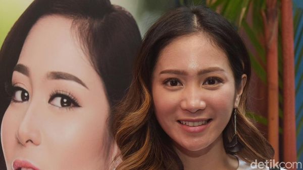 Punya Dua Anak, Bunga Zainal Tetap Awet Muda!