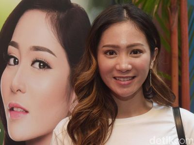 Punya Dua Anak, Bunga Zainal Tetap Awet Muda!