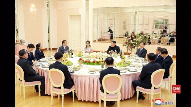 Kim Jong Un menjamu makan malam delegasi Korea Selatan di Pyongyang.