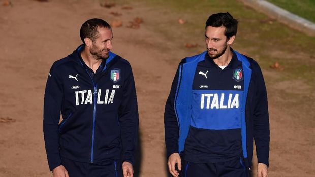 FLORENCE, ITALY - NOVEMBER 10:  Giorgio Chiellini (L) and Davide Astori of Italy chat prior to the training session at Coverciano on November 10, 2015 in Florence, Italy.  (Photo by Claudio Villa/Getty Images)
