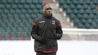 Mario Balotelli juga habis kontrak pada musim panas 2019. Peluang striker Italia itu untuk pergi kian besar karena kabarnya tak akur dengan pelatih Nice, Patrick Vieira. Foto: Sergei Karpukhin/REUTERS
