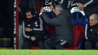 Intensitas pertandingan membuat Mourinho sangat gemas sampai-sampai asistennya, Rui Faria, pun terimbas jadi pelampiasan di area teknik. (Foto: Catherine Ivill/Getty Images)