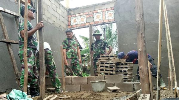 Foto: Siang Malam TNI Bedah Rumah Reyot di Pusat Kota Palembang