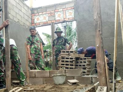 Foto: Siang Malam TNI Bedah Rumah Reyot di Pusat Kota Palembang