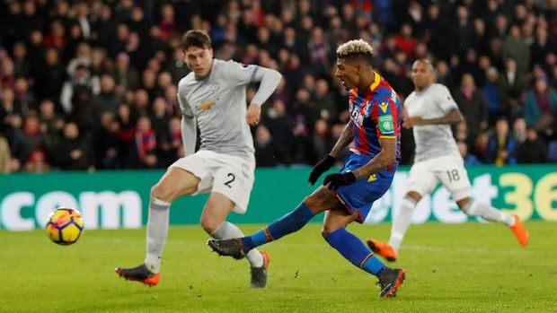 Patrick van Aanholt membuat Setan Merah tertinggal 0-2 di awal babak kedua.