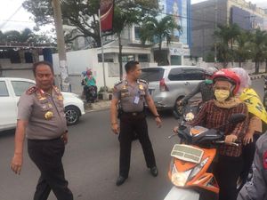 Aksi Spontan Kapolda Lampung Atur Lalin yang Macet Imbas Demo Aksi Spontan Kapolda Lampung Atur Lalin yang Macet Imbas Demo