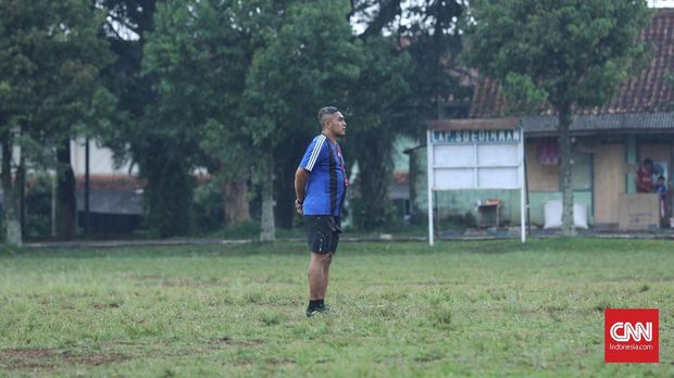 Indriyanto Nugrogo melatih SSB Kabomania sejak 2013 setelah pensiun sebagai pesepakbola.
