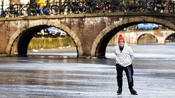 Foto: Gara-gara Cuaca, Main Ice Skating di Atas Sungai