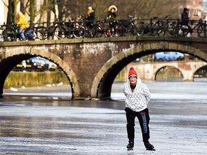 Foto: Gara-gara Cuaca, Main Ice Skating di Atas Sungai
