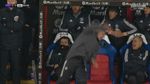 Foto: Momen Mourinho Jatuh Terpeleset lalu Tertawa-tawa