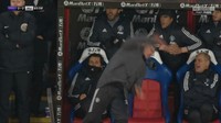 Saking hebohnya memberikan arahan itulah kemudian Mourinho jatuh terpeleset. Ia jatuh sendiri di area teknisnya. (Foto: Internet)