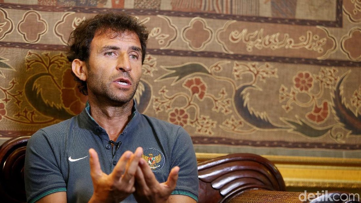 Luis Milla saat menangani timnas Indonesia. (Foto: Rengga Sancaya/detikcom)