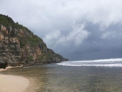 Pantai Ngrumput, Serasa Liburan di Pantai Pribadi