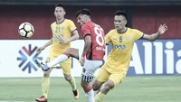 Kemenangan Bali United dimantapkan gol cantik Stefano Lilipaly di menit ke-74 lewat tembakan lob di depan kiper. (instagram @baliunited)