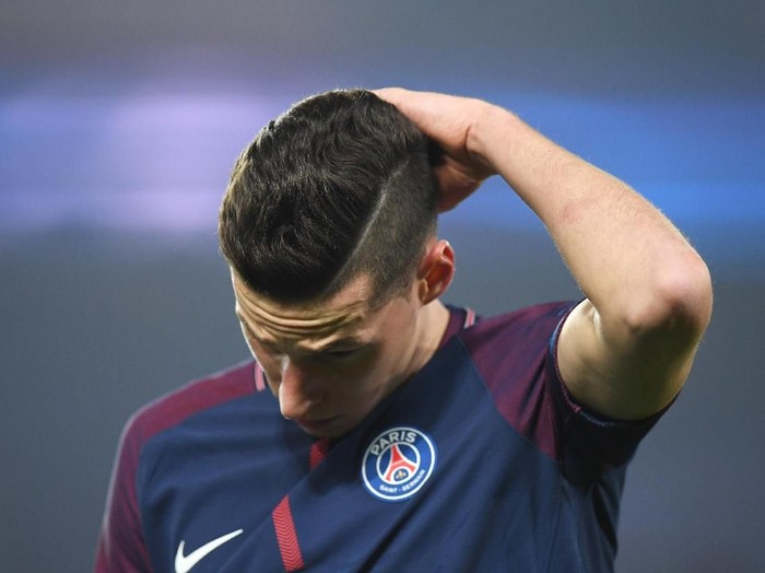 PARIS, FRANCE - MARCH 06:  Julian Draxler of PSG  looks dejected in defeat after the UEFA Champions League Round of 16 Second Leg match between Paris Saint-Germain and Real Madrid at Parc des Princes on March 6, 2018 in Paris, France.  (Photo by Matthias Hangst/Getty Images)