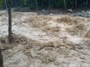Hujan Deras, Banjir Batu Putus Akses Antar Desa di Pacitan Hujan Deras, Banjir Batu Putus Akses Antar Desa di Pacitan