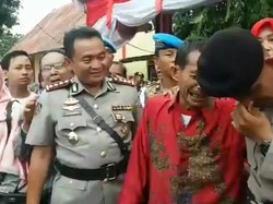 Cium Kaki Ayah, Ini Kisah Haru Anak Kuli Bangunan Jadi Polisi