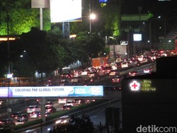 Tengah Malam, Tol Pancoran-Bekasi Timur Masih Macet 18 Km