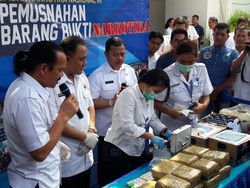 BNN Musnahkan 15 Kg Sabu dan Ekstasi Cair Diskotek MG