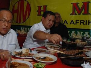 Asyiknya Prabowo Subianto Makan Sate Hingga Gaya Kekinian Rizky Febian Saat Ngopi
