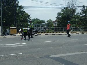 Jalan Nasional di Lamongan Berlubang, Ini yang Dilakukan Polisi Jalan Nasional di Lamongan Berlubang, Ini yang Dilakukan Polisi