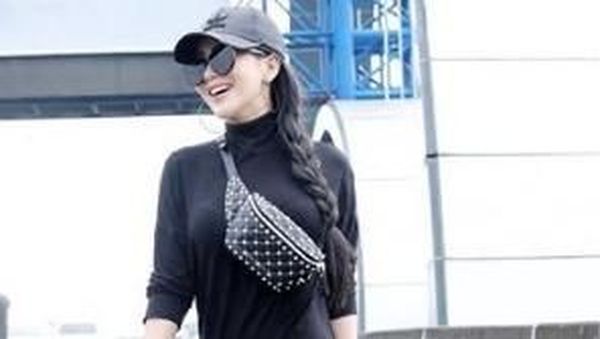 Seperti Syahrini, 7 Artis Ini Juga Diprotes karena Gaya Foto Uniknya