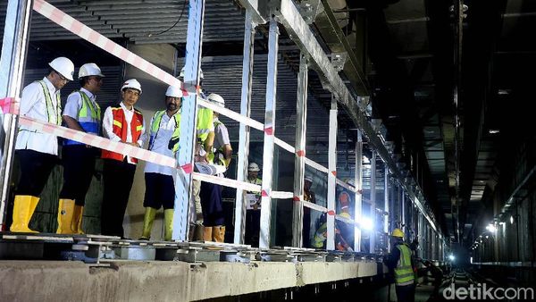 Jokowi Masuk Terowongan Proyek MRT