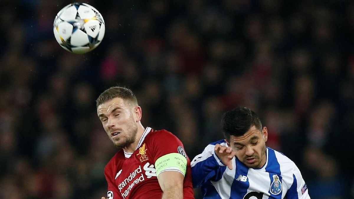 Kapten Liverpool Jordan Henderson berduel dengan Jesus Corona dari Porto. (Foto: Andrew Yates/ REUTERS)