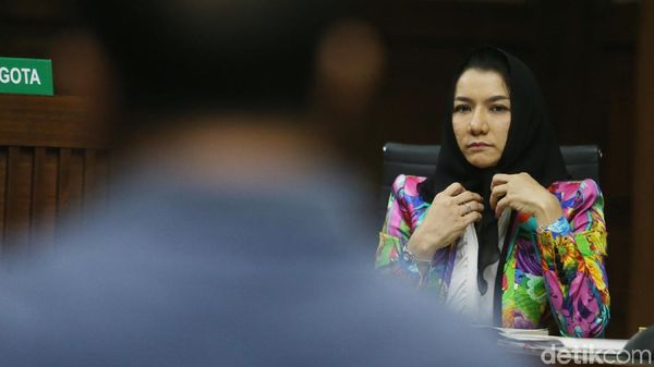 Baju Warna-warni Rita Widyasari di Sidang Lanjutan