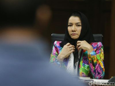 Baju Warna-warni Rita Widyasari di Sidang Lanjutan