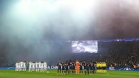 Sebelum pertandingan dimulai, dilakukan prosesi mengheningkan cipta sebagai bentuk penghormatan kepada Davide Astori yang meninggal pada akhir pekan lalu. Foto: Matthias Hangst/Getty Images