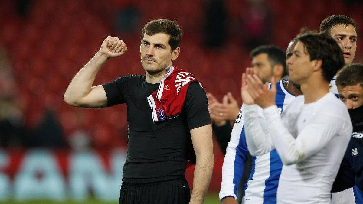 Iker Casillas mendapat tepukan hangat dari suporter Liverpool. (Foto: Andrew Yates/ REUTERS)