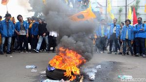 Bakar Ban Bekas Warnai Demo Tolak UU MD3