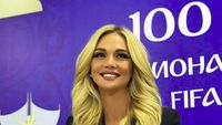 Victoria Lopyreva Duta Piala Dunia 2018, Syahrini Pemotretan di Pinggir Tol