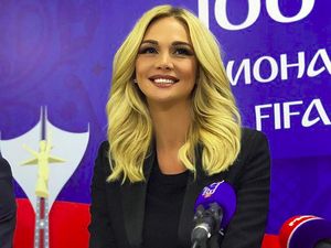 Victoria Lopyreva Duta Piala Dunia 2018, Syahrini Pemotretan di Pinggir Tol