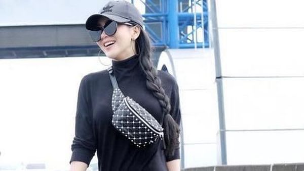 Kontroversi Syahrini, Terseret First Travel hingga Foto di Jalan Tol