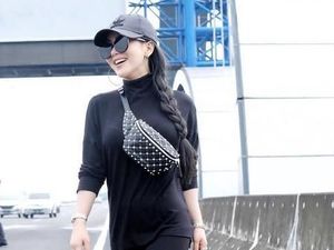Gaya Puluhan Juta Syahrini Foto di Pinggir Tol yang Jadi Kontroversi Gaya Puluhan Juta Syahrini Foto di Pinggir Tol yang Jadi Kontroversi