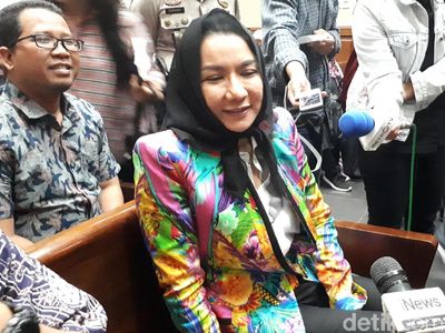 Gaya Bupati Rita Berblazer Bunga-bunga di Sidang Kasus Suap