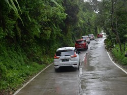 Awas Mundur! Ini Tips Nanjak Pakai Mobil Matik