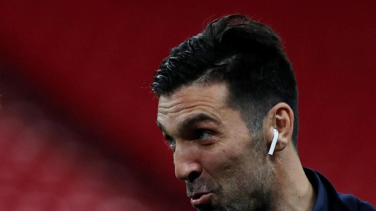 Kiper Juventus Gianluigi Buffon bersiap menghadapi Tottenham Hotspur (Andrew Couldridge/Reuters)