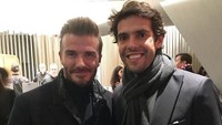 Dua pemain yang pernah membela Madrid, Beckham dan Kaka, bertemu di laga ini dan berfoto bersama. Foto: Twitter @TheMilanBible