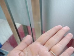 Hujan Es dan Angin Kencang di Bojongsoang Bandung Robohkan Neon Box