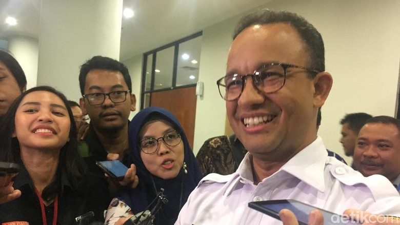 Senyum Anies Saat Diusulkan Jadi Cawapres Prabowo Senyum Anies Saat Diusulkan Jadi Cawapres Prabowo