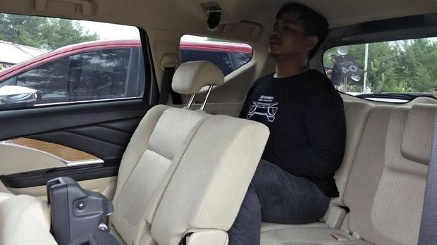 Kursi baris ketiga hanya bisa dimuati dua penumpang dewasa.