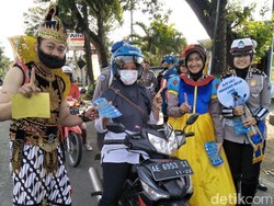 Dibantu Super Hero, Polisi Pacitan Sosialisasi Keselamatan di Jalan