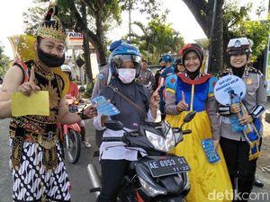Dibantu Super Hero, Polisi Pacitan Sosialisasi Keselamatan di Jalan Dibantu Super Hero, Polisi Pacitan Sosialisasi Keselamatan di Jalan