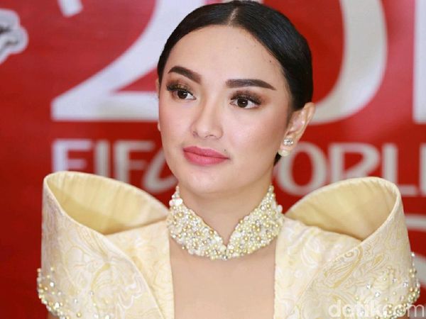 Zaskia Gotik Bengong Terus, Mikirin Mantan?