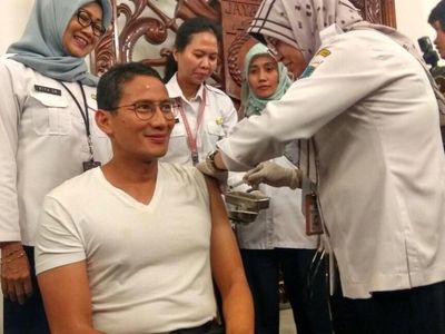 Ekspresi Sandiaga Uno Disuntik Vaksin Difteri